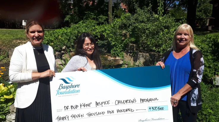 Des membres du personnel de Bayshore remettent un don de 37 500 $ à la Dr. Bob Kemp Hospice